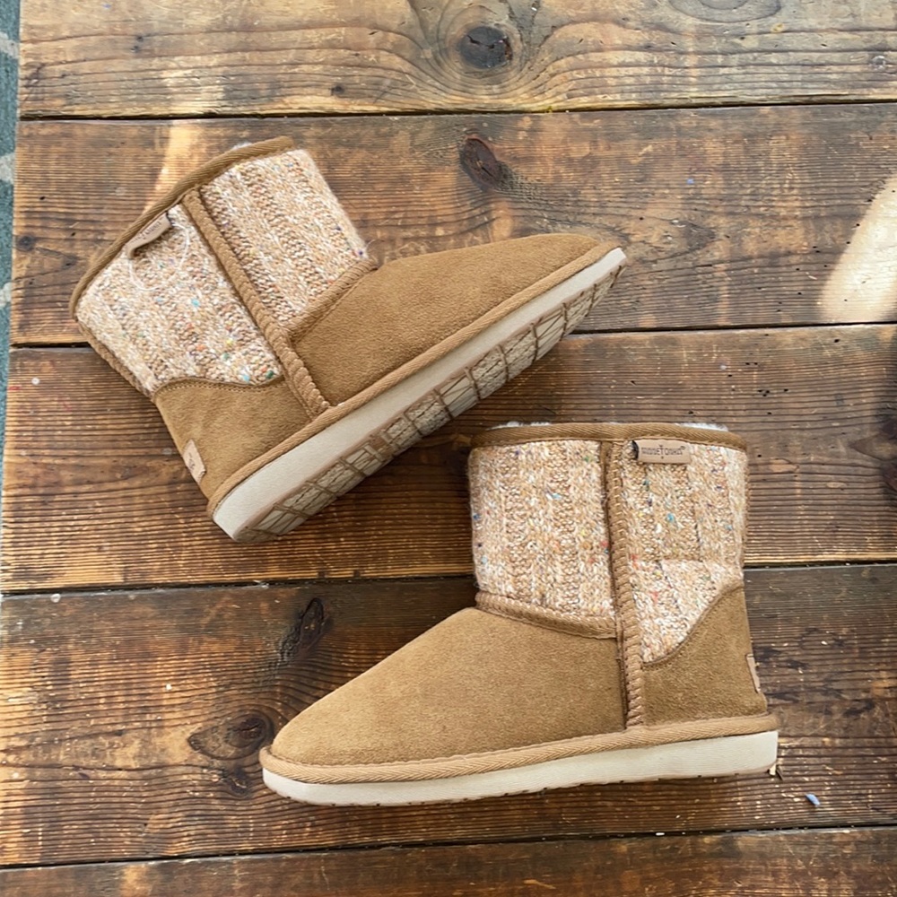 NWT MINNIETONKA Two-Tone Ankle Bootie